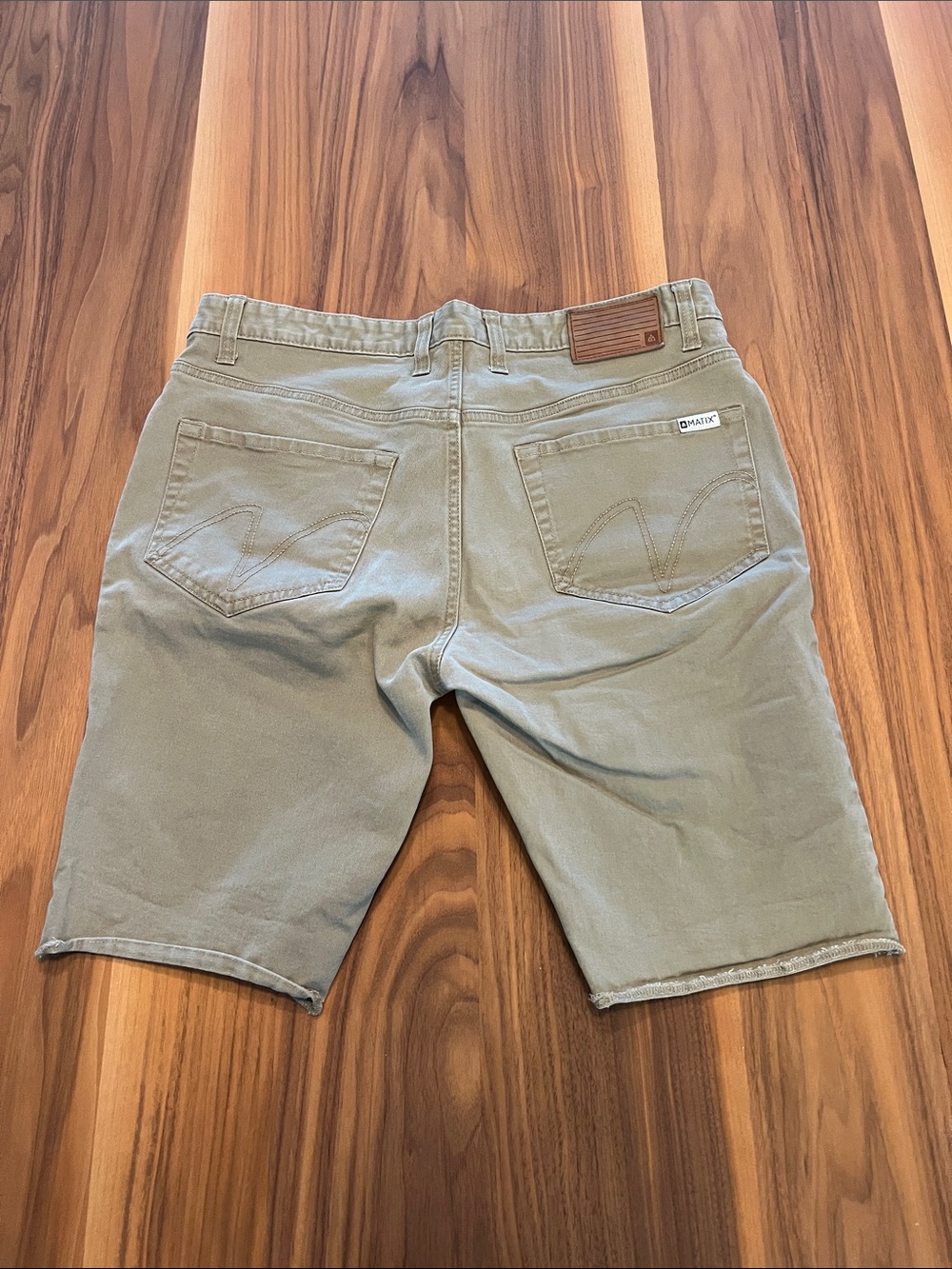 Men's Casual MATIX Khaki Shorts, size 32. - Picture 3 of 6